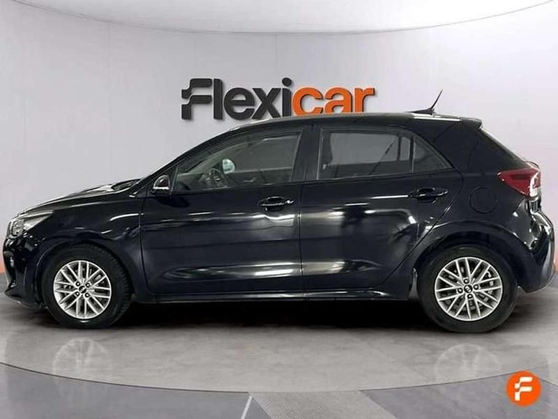 Usado Kia Rio 101 CV (74 kW) 2018 Negro Berlina