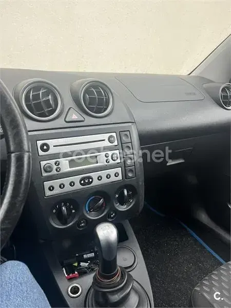 Usado Ford Fiesta Trend 100 CV (73 kW) 2004 Negro Utilitario