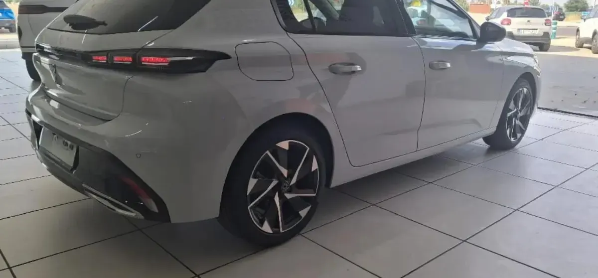 Usado Peugeot 308 Allure 131 CV (96 kW) 2024 Pintura blanca okenite Berlina