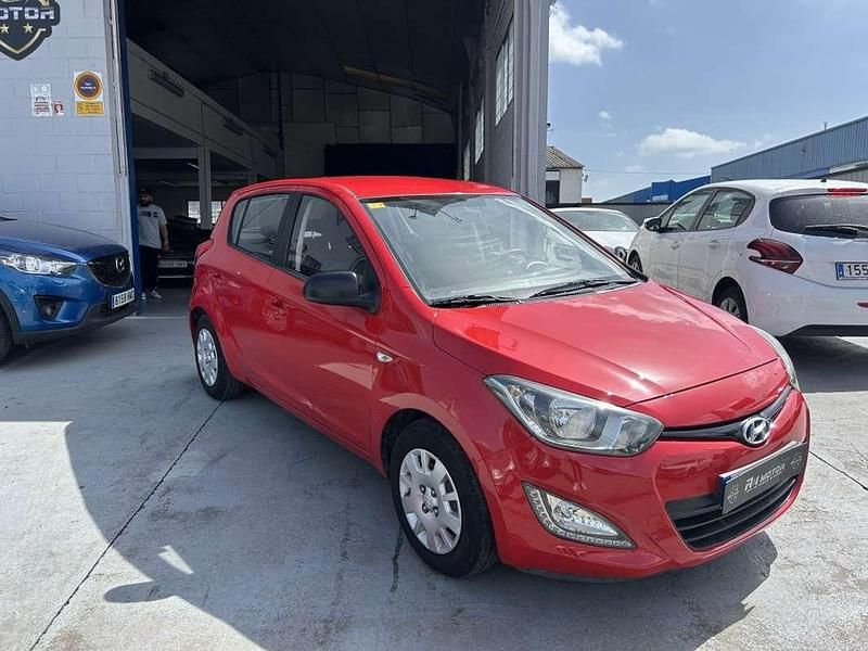 Usado Hyundai i20 84 CV (61 kW) 2012 Rojo Utilitario
