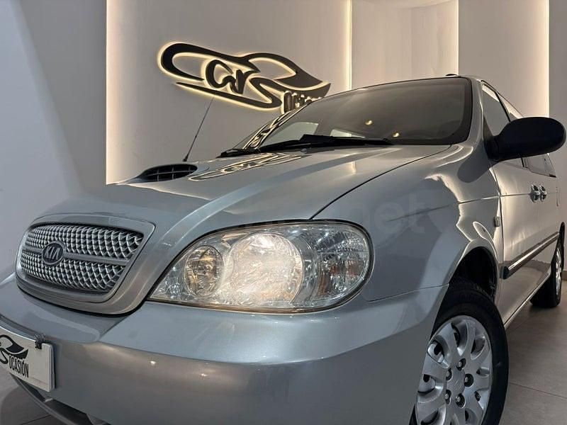 Usado Kia Carnival EX 144 CV (105 kW) 2005 Gris / plata Monovolumen