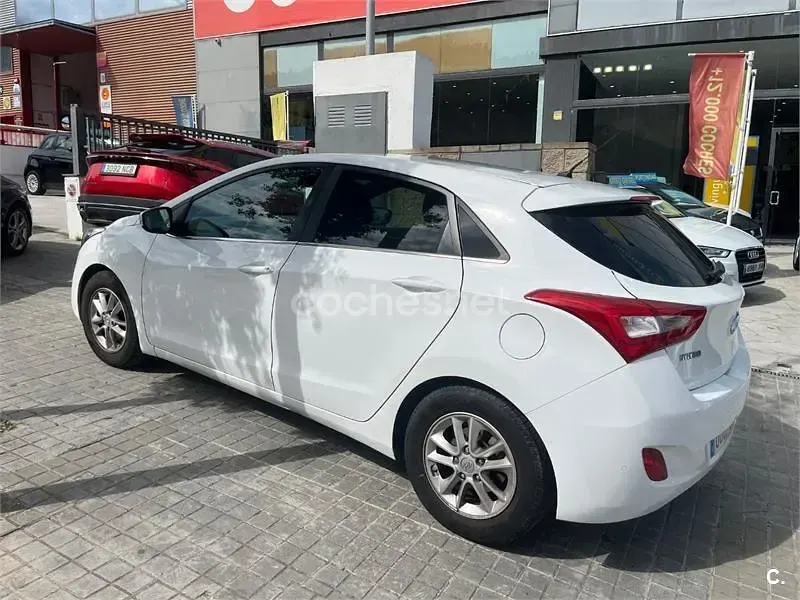 Usado Hyundai i30 GO! 135 CV (99 kW) 2016 Blanco Berlina