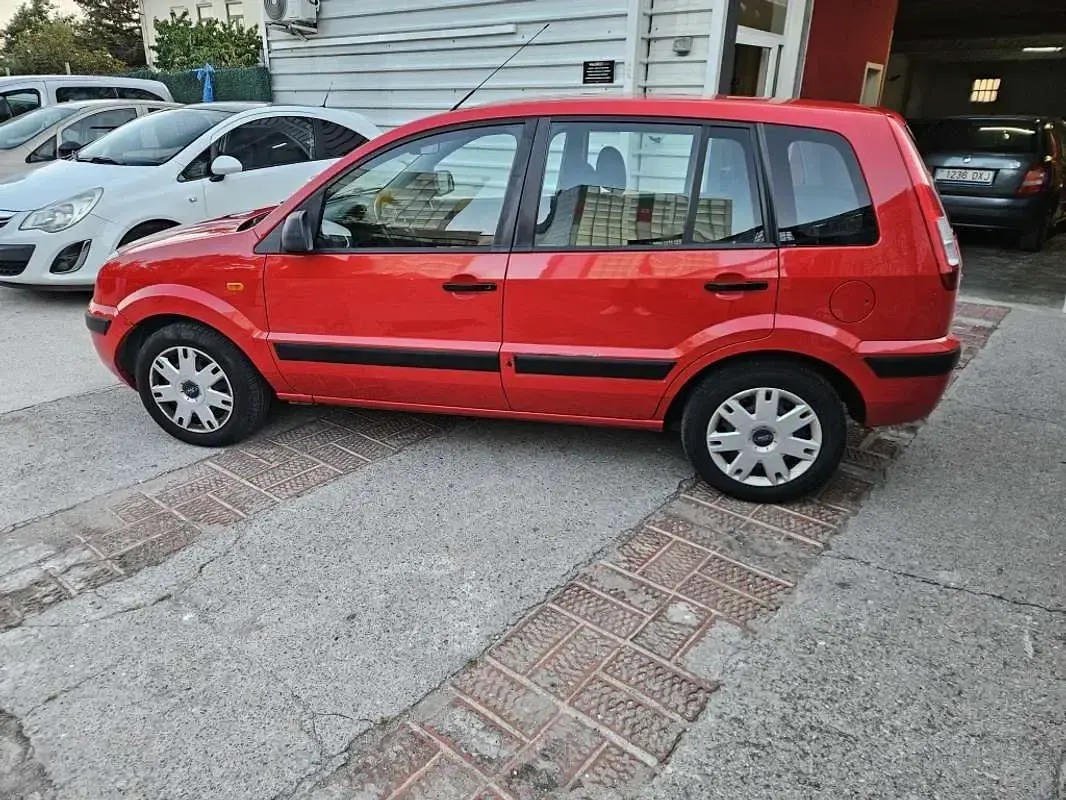 Usado Ford Fusion 80 CV (58 kW) 2010 Rojo Utilitario