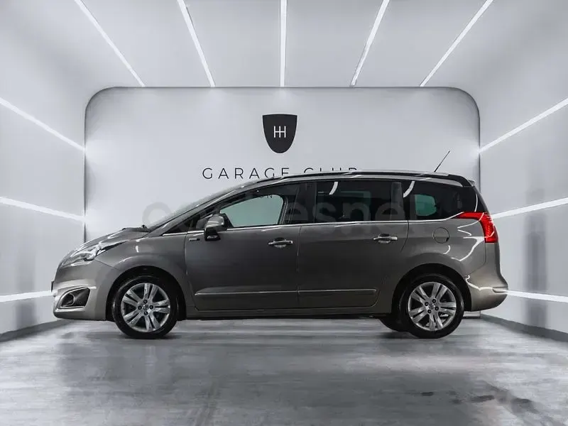 Usado Peugeot 5008 Style 120 CV (88 kW) 2017 Gris / plata Monovolumen
