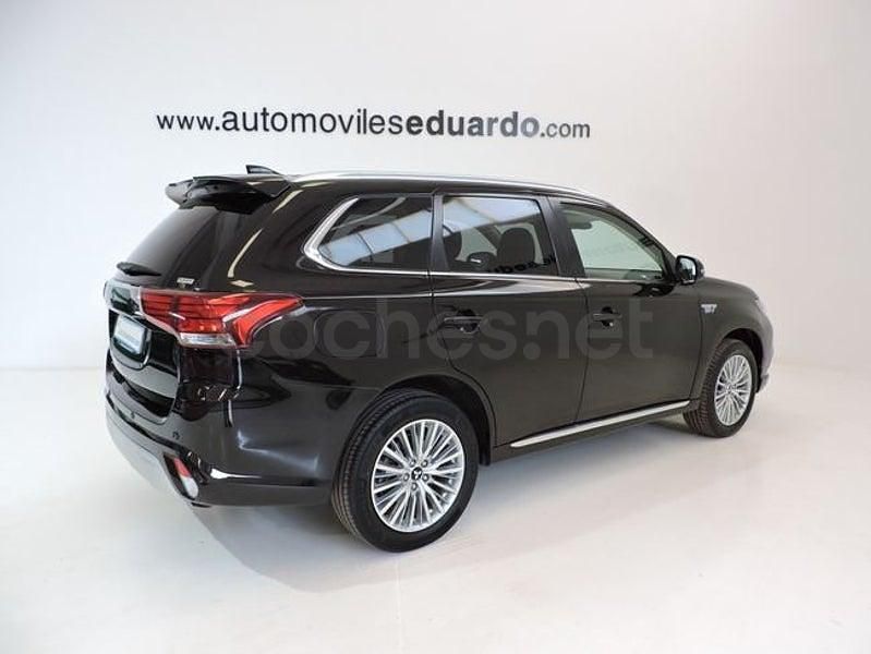 Usado Mitsubishi Outlander P-HEV 224 CV (164 kW) 2021 Negro SUV