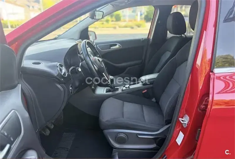 Usado Mercedes B180 122 CV (89 kW) 2013 Rojo Utilitario