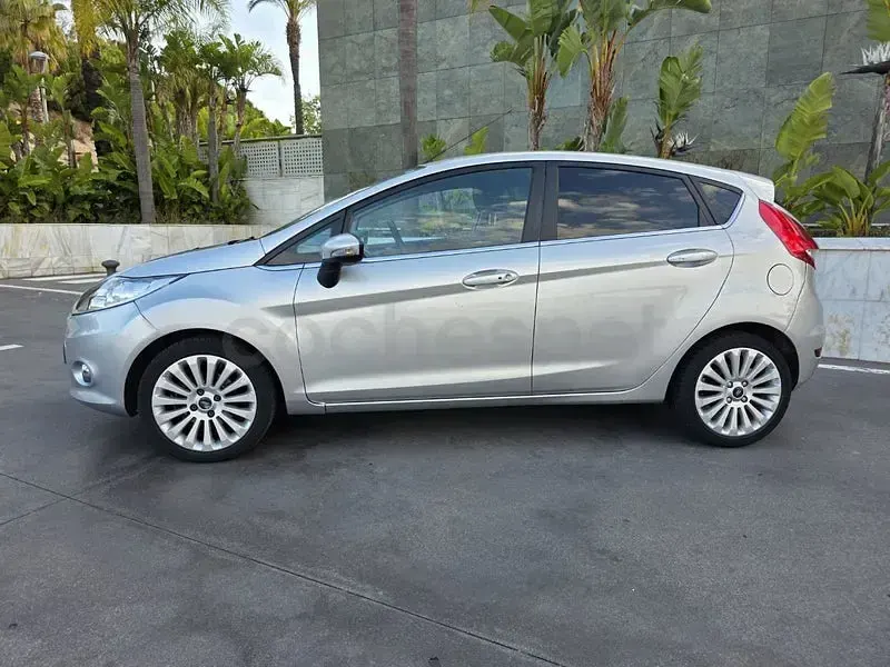 Usado Ford Fiesta Titanium 96 CV (70 kW) 2010 Gris / plata Berlina