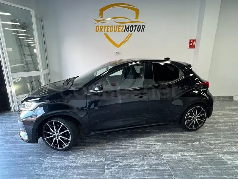 Usado Toyota Yaris Hybrid Plus 116 CV (85 kW) 2022 Negro Berlina