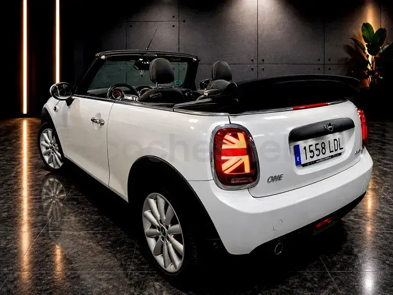 Usado Mini One Cabriolet 102 CV (75 kW) 2019 Gris / plata Descapotable