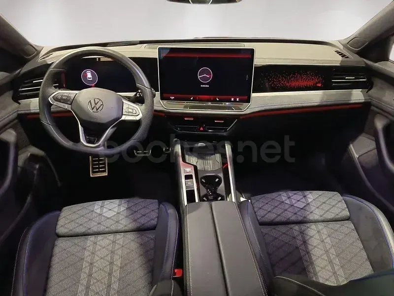 Usado VW Passat R-line 150 CV (110 kW) 2025 Rojo Familiar