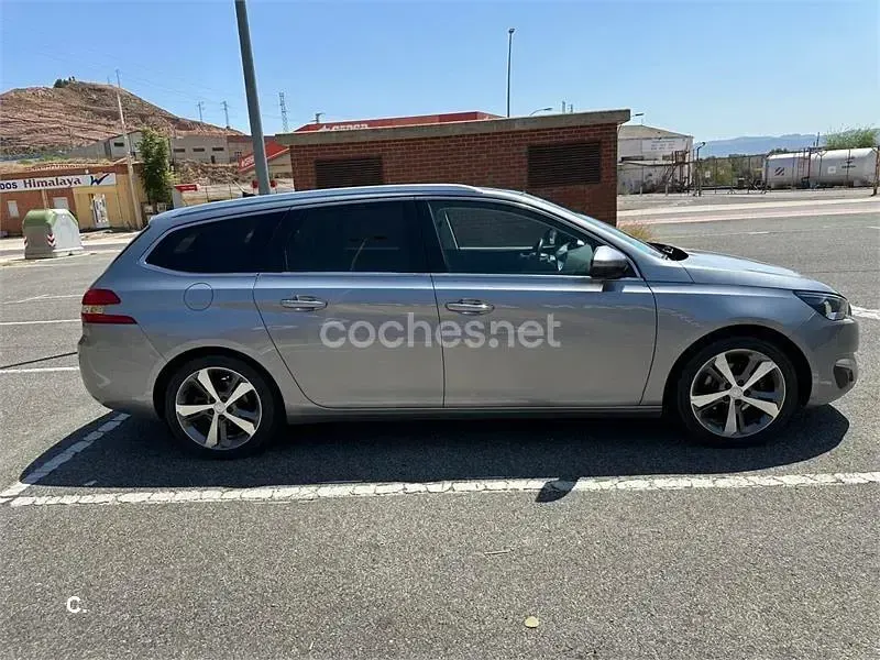 Usado Peugeot 308 SW Allure 130 CV (95 kW) 2014 Gris / plata Familiar