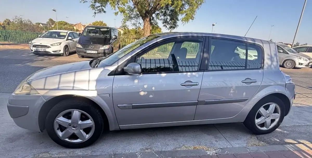 Usado Renault Mégane Dynamique 106 CV (77 kW) 2007 Gris Utilitario
