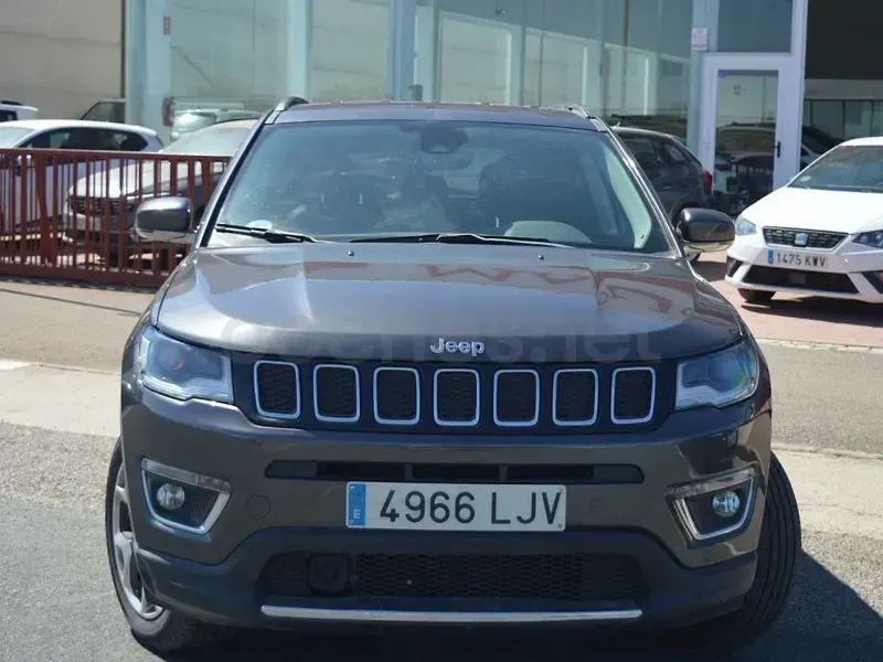 Usado Jeep Compass Limited 170 CV (125 kW) 2020 Gris / plata SUV