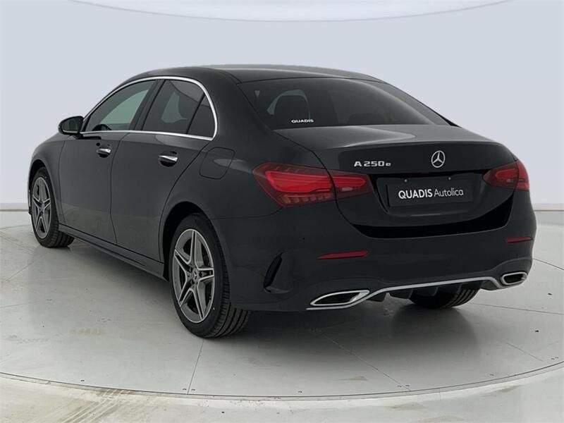 Usado Mercedes A250 218 CV (160 kW) 2024 Negro cosmos Berlina