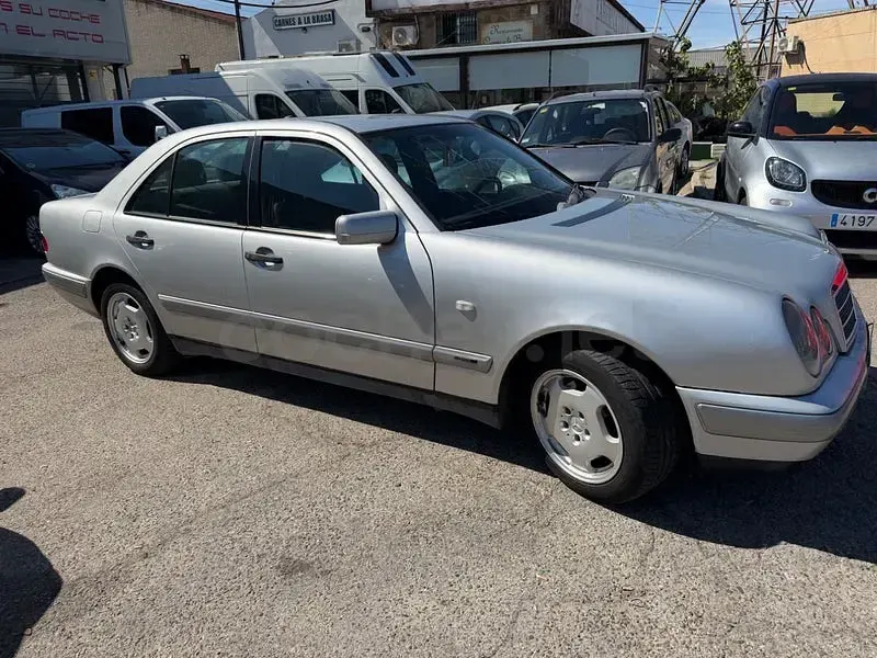 Usado Mercedes E300 Avantgarde 136 CV (100 kW) 1997 Gris / plata Berlina