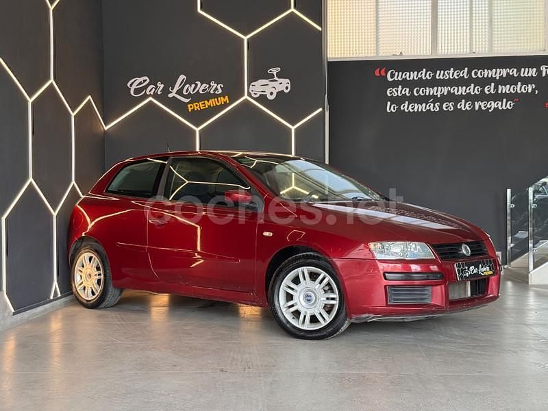Usado Fiat Stilo Dynamic 103 CV (75 kW) 2002 Granate Berlina