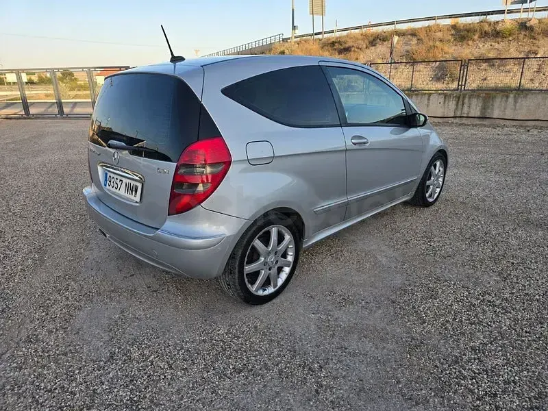 Usado Mercedes A180 Avantgarde 109 CV (80 kW) 2007 Gris / plata Berlina