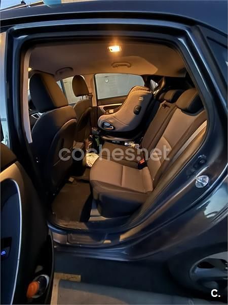 Usado Hyundai i30 110 CV (80 kW) 2016 Gris / plata Berlina