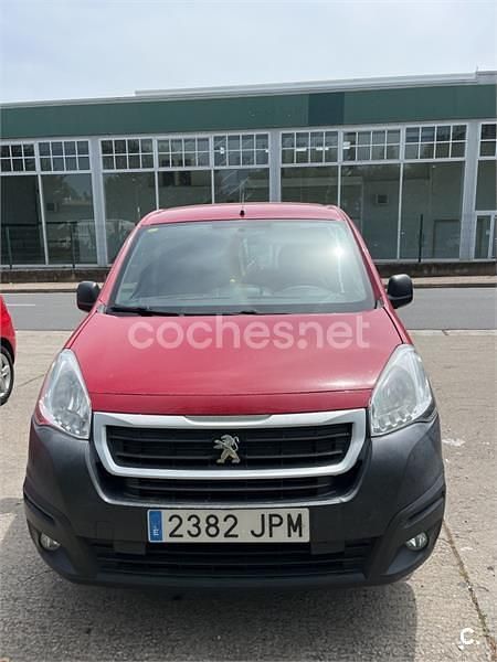 Usado Peugeot Partner Tepee Access 100 CV (73 kW) 2016 Rojo Monovolumen