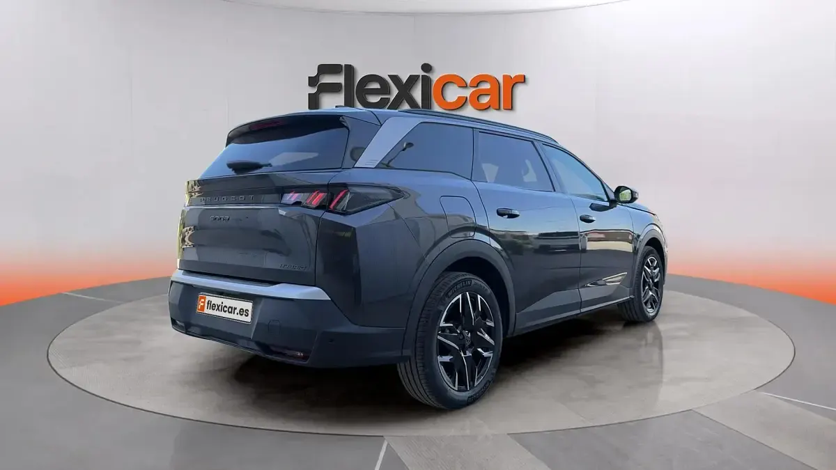 Usado Peugeot 5008 Allure 145 CV (106 kW) 2025 Gris SUV