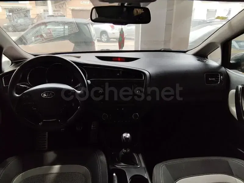 Usado Kia Ceed 100 CV (73 kW) 2018 Gris / plata Utilitario