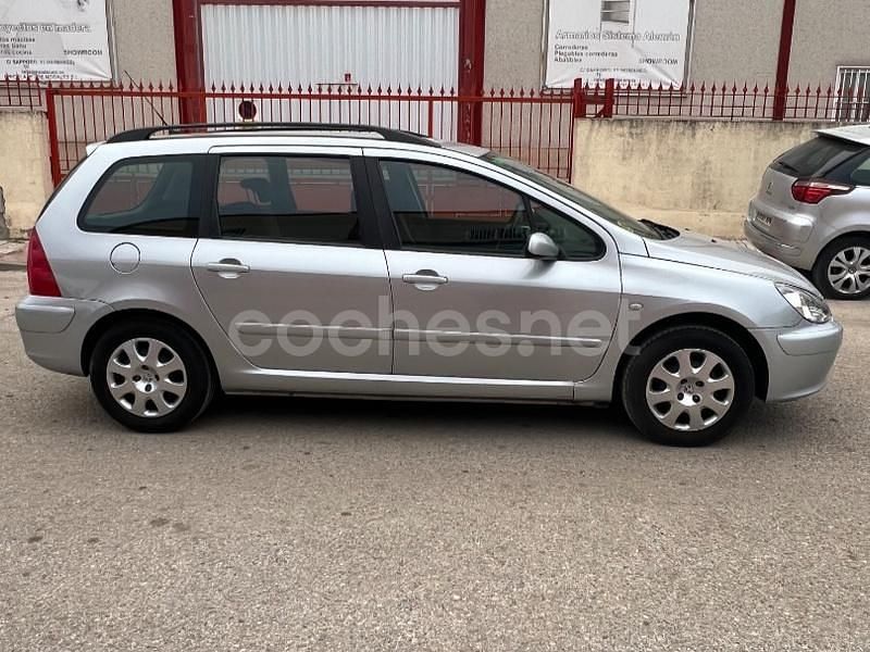 Usado Peugeot 307 110 CV (80 kW) 2004 Gris / plata Familiar