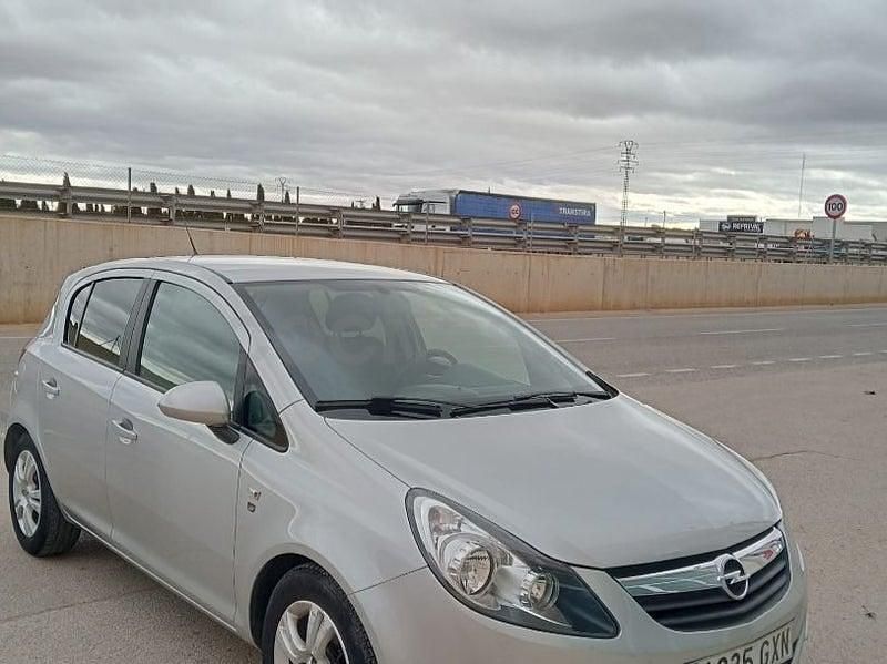 Usado Opel Corsa Essentia 75 CV (55 kW) 2010 Gris / plata Utilitario
