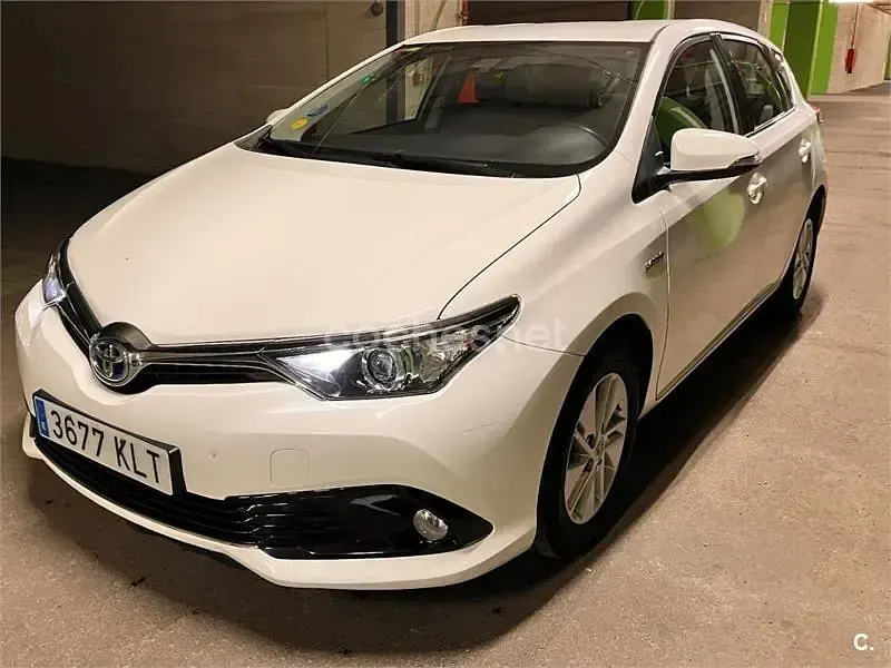 Usado Toyota Auris Hybrid Active 136 CV (100 kW) 2018 Blanco Berlina