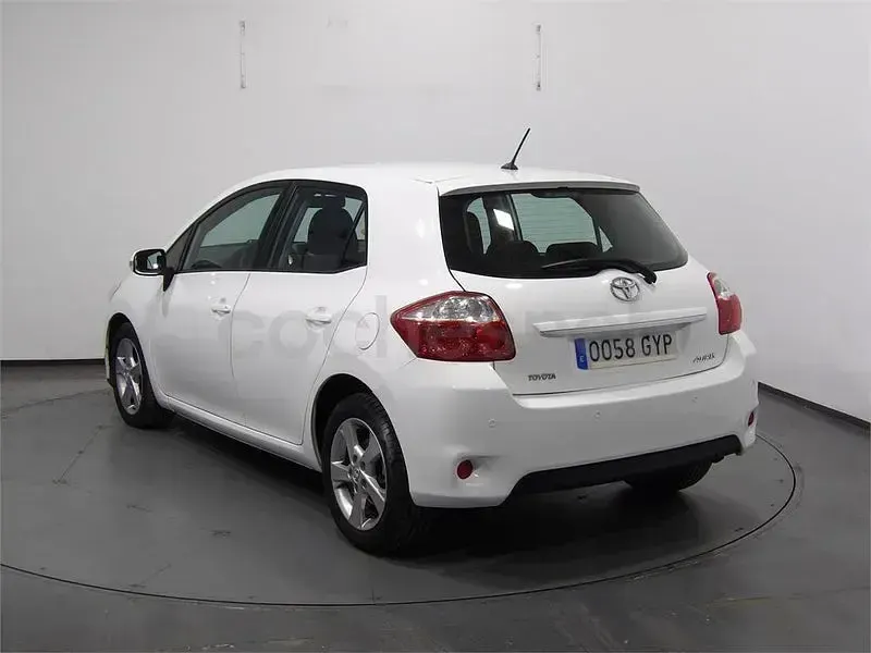 Usado Toyota Auris Luna 90 CV (66 kW) 2010 Negro Utilitario