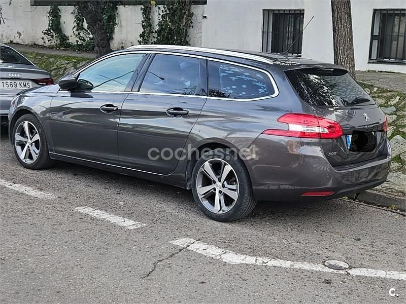 Usado Peugeot 308 SW Allure 120 CV (88 kW) 2017 Gris / plata Familiar