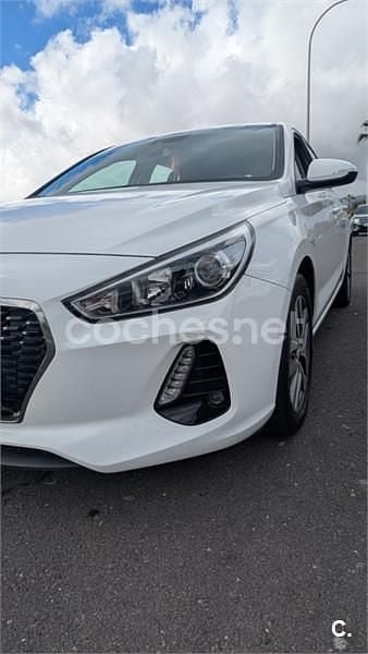 Usado Hyundai i30 140 CV (102 kW) 2018 Blanco Berlina