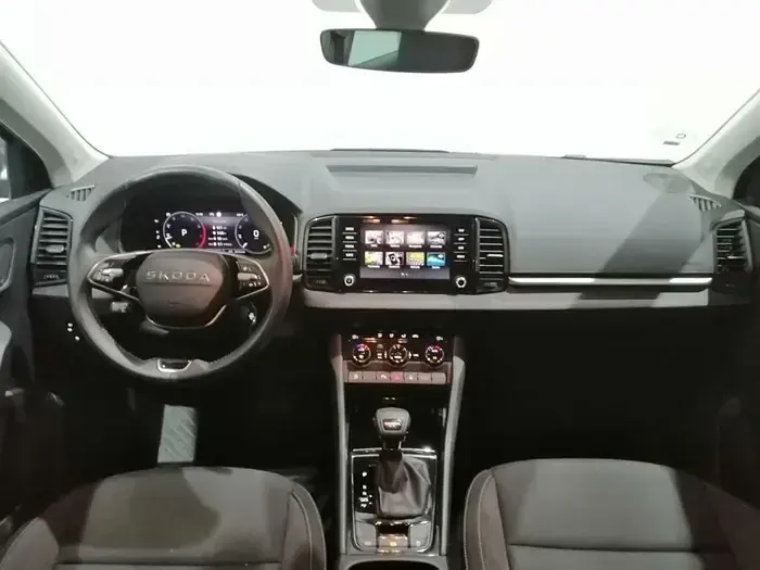 Usado Skoda Karoq Selection 150 CV (110 kW) 2025 Gris / plateado SUV