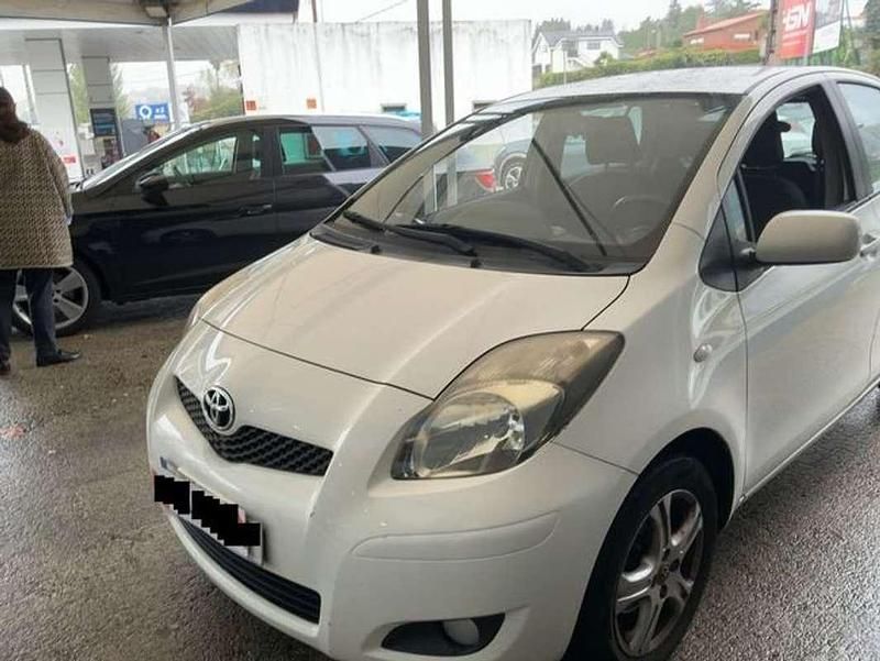 Blanco Usado 2011 Toyota Yaris Live Utilitario | 7900 € (Caro) - Imagen 1/4