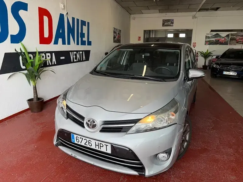 Usado Toyota Verso Advance 147 CV (108 kW) 2014 Gris / plata Monovolumen