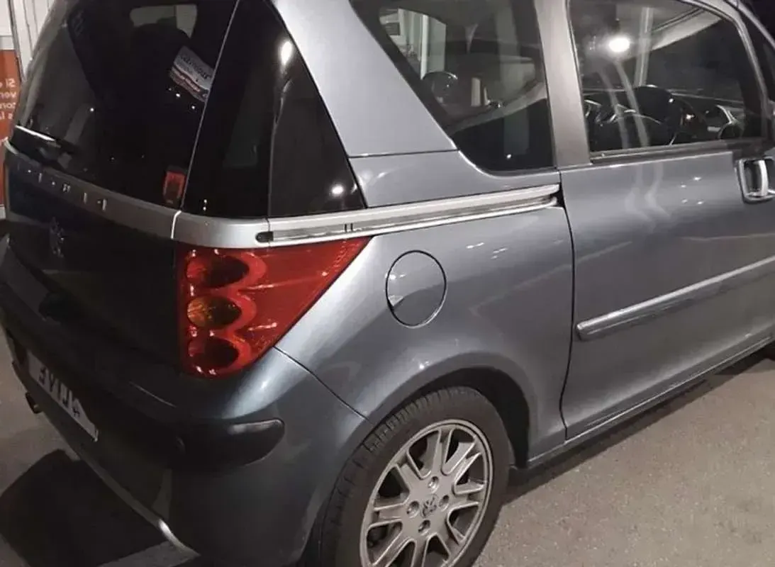 Usado Peugeot 1007 109 CV (80 kW) 2006 Gris Monovolumen