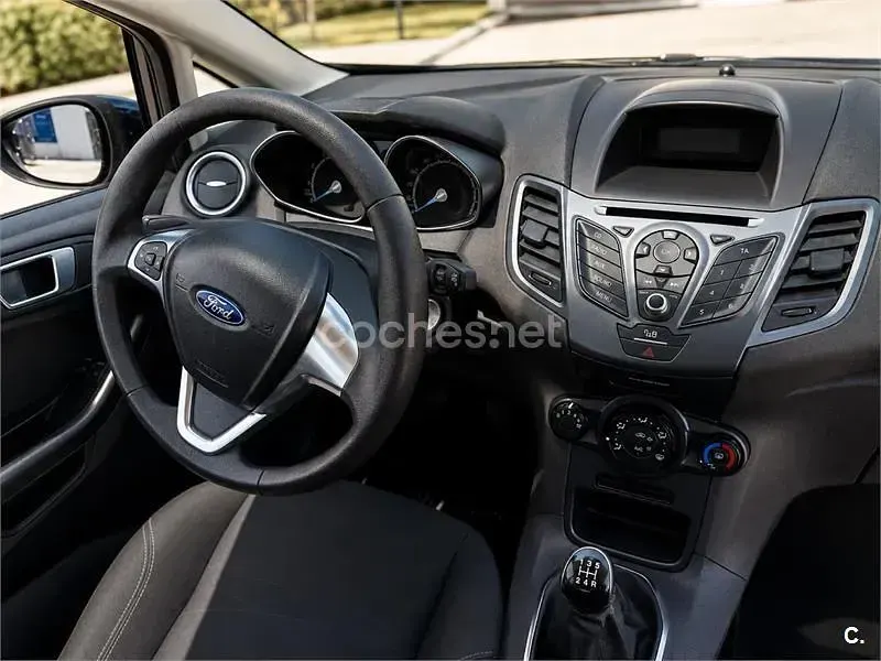 Usado Ford Fiesta Trend 82 CV (60 kW) 2015 Gris / plata Utilitario