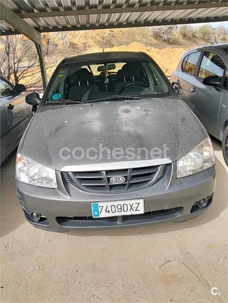 Usado Kia Cerato LX 105 CV (77 kW) 2006 Gris / plata Berlina