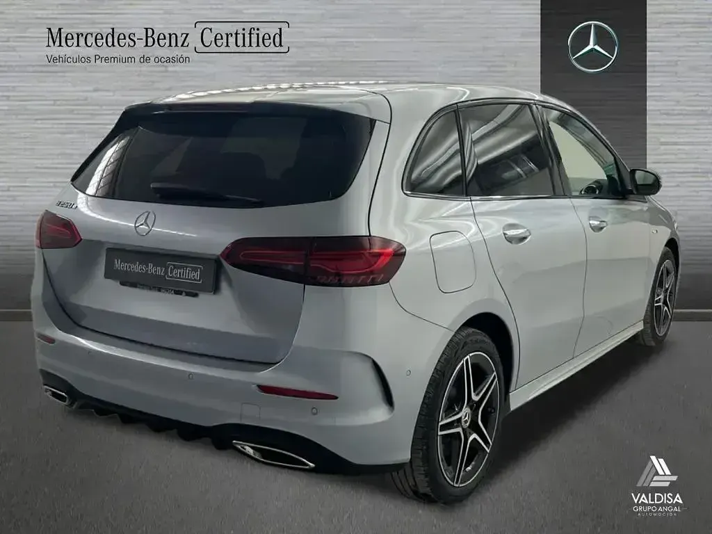 Usado Mercedes B250e 218 CV (160 kW) 2025 Gris Monovolumen