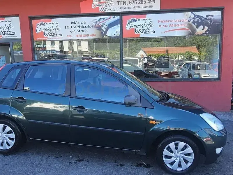 Usado Ford Fiesta Ambiente 68 CV (50 kW) 2003 Verde Utilitario