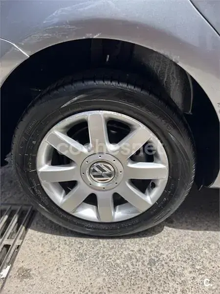 Usado VW Touran Trendline 136 CV (100 kW) 2005 Gris / plata Monovolumen