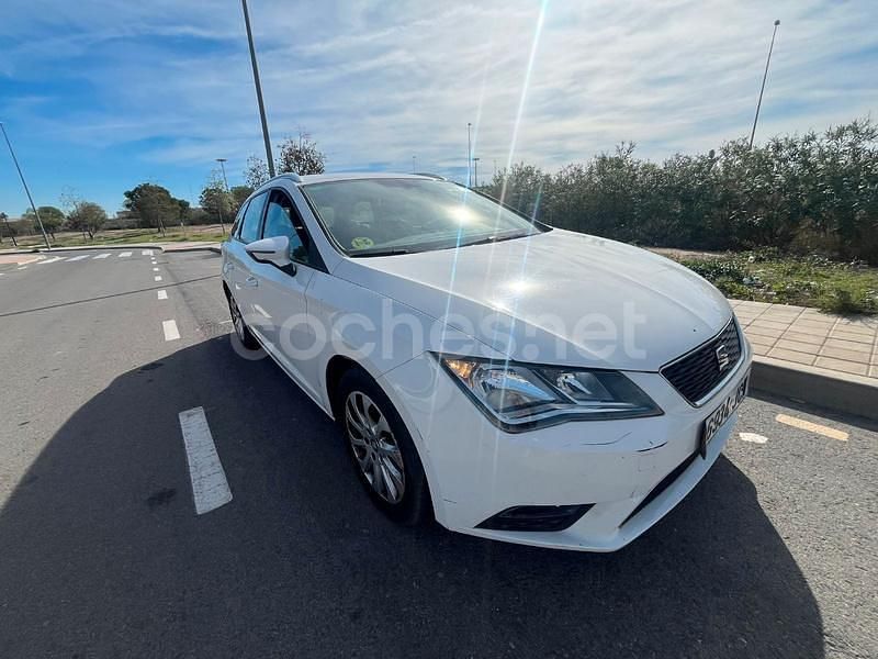Usado Seat Leon Style 105 CV (77 kW) 2015 Blanco Familiar