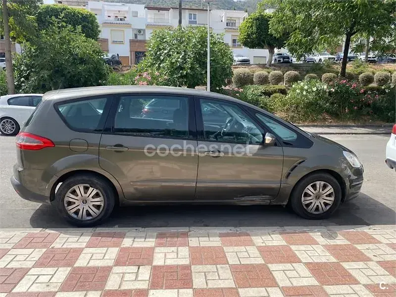 Usado Ford S-MAX Trend 140 CV (102 kW) 2013 Verde Monovolumen