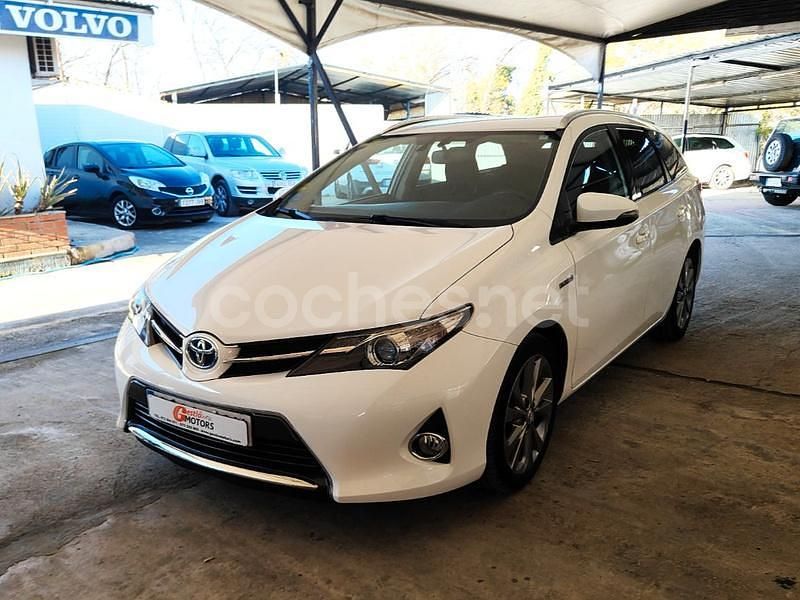 Usado Toyota Auris Hybrid Advance 136 CV (100 kW) 2015 Blanco Familiar