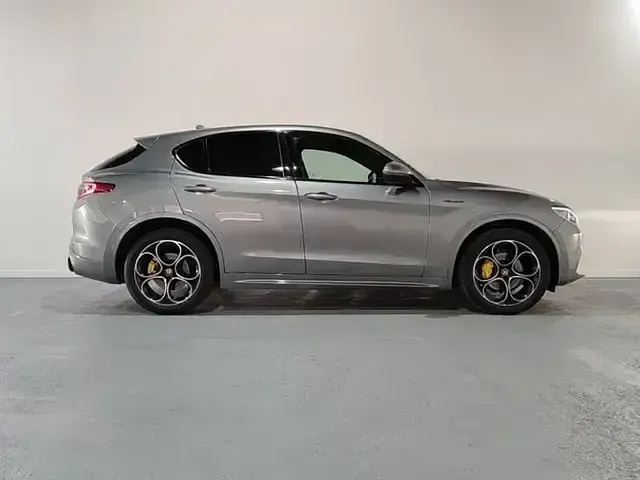 Usado Alfa Romeo Stelvio Veloce 210 CV (154 kW) 2023 Gris SUV