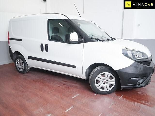 Usado Fiat Doblò 95 CV (69 kW) 2021 Blanco Monovolumen