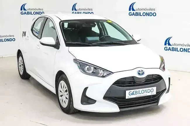 Käytetty Toyota Yaris Hybrid Active 116 HP (85 kW) 2021 Valkoinen Sedan