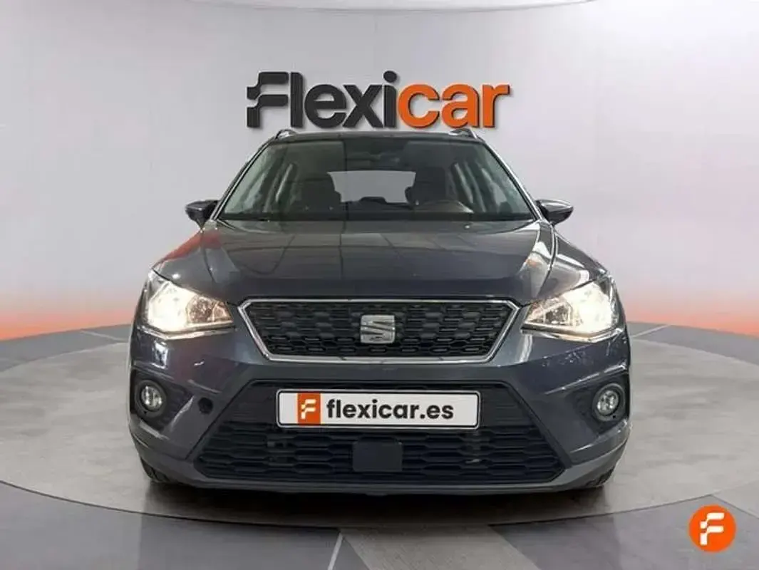 Usado Seat Arona Ecomotive 110 CV (80 kW) 2021 Gris SUV