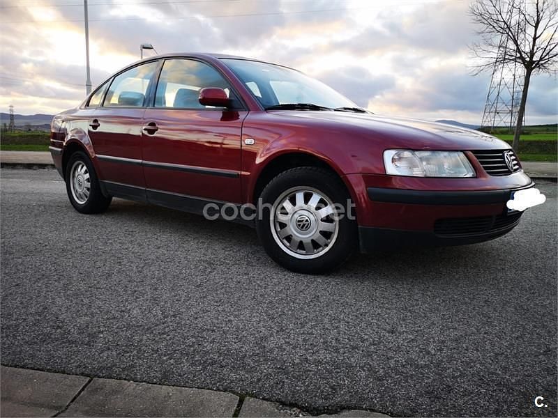 Usado VW Passat Comfortline 110 CV (80 kW) 1999 Granate Berlina