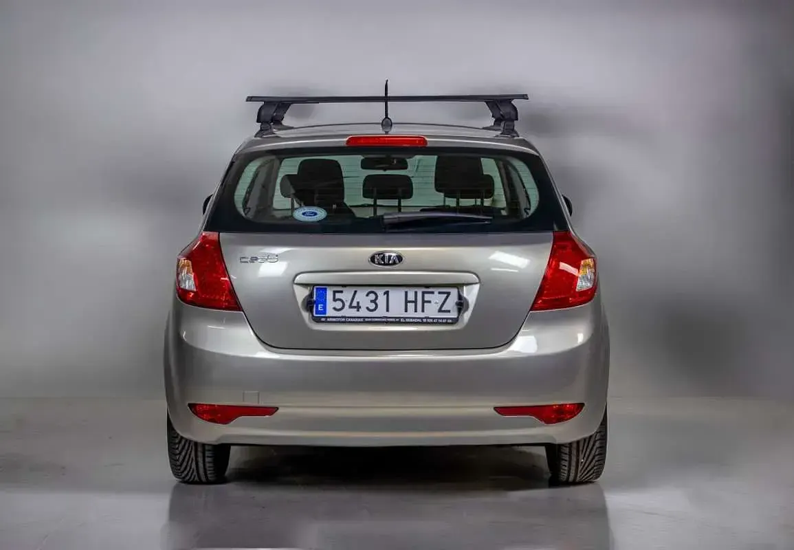 Usado Kia Ceed 105 CV (77 kW) 2011 Gris Utilitario
