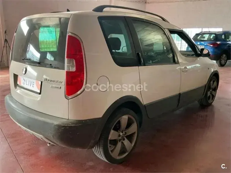 Usado Skoda Roomster 105 CV (77 kW) 2012 Blanco Monovolumen